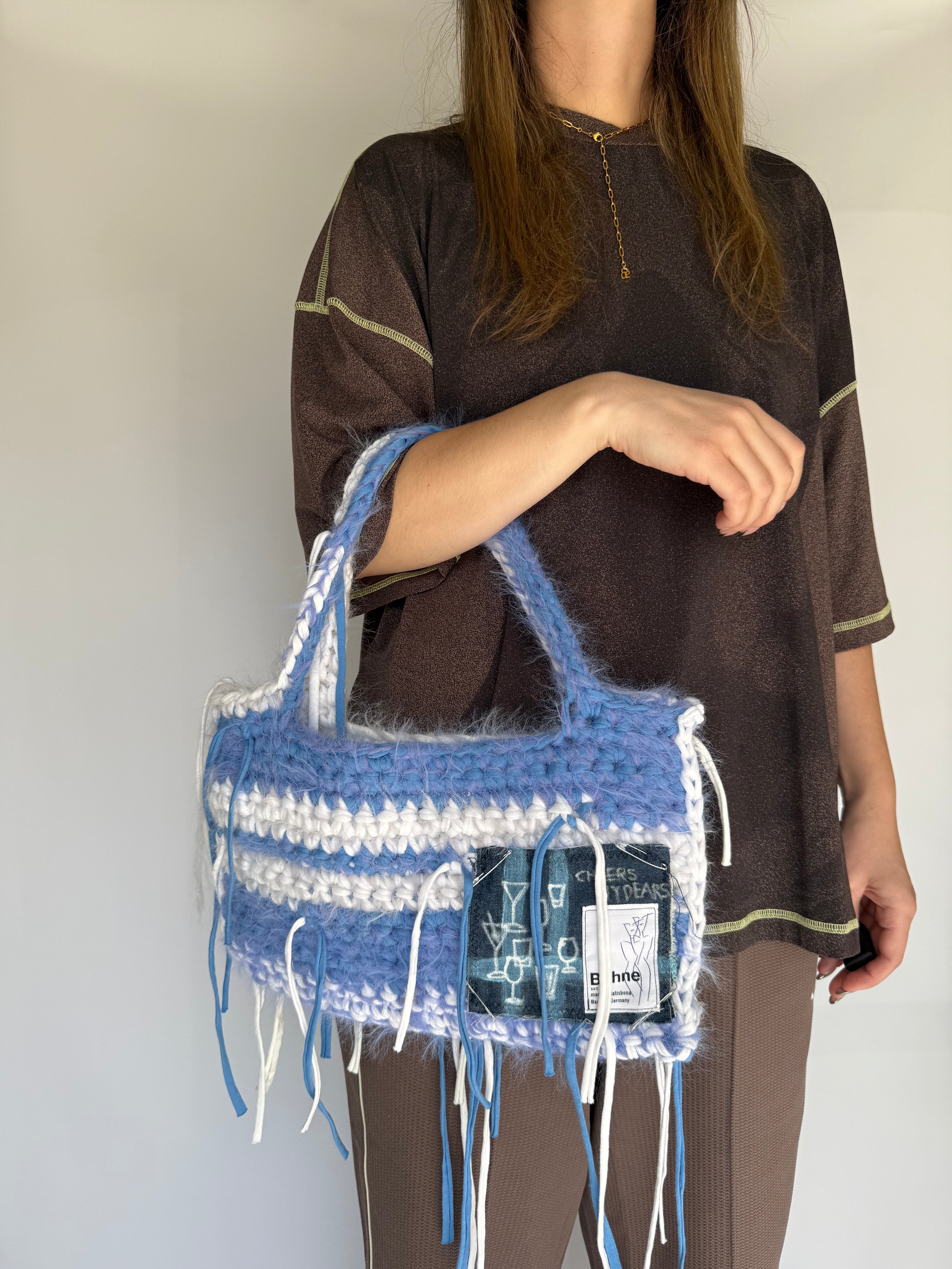 Crochet B-BAG aus recyceltem T-Shirt-Garn | fuzzy blau, weiß
