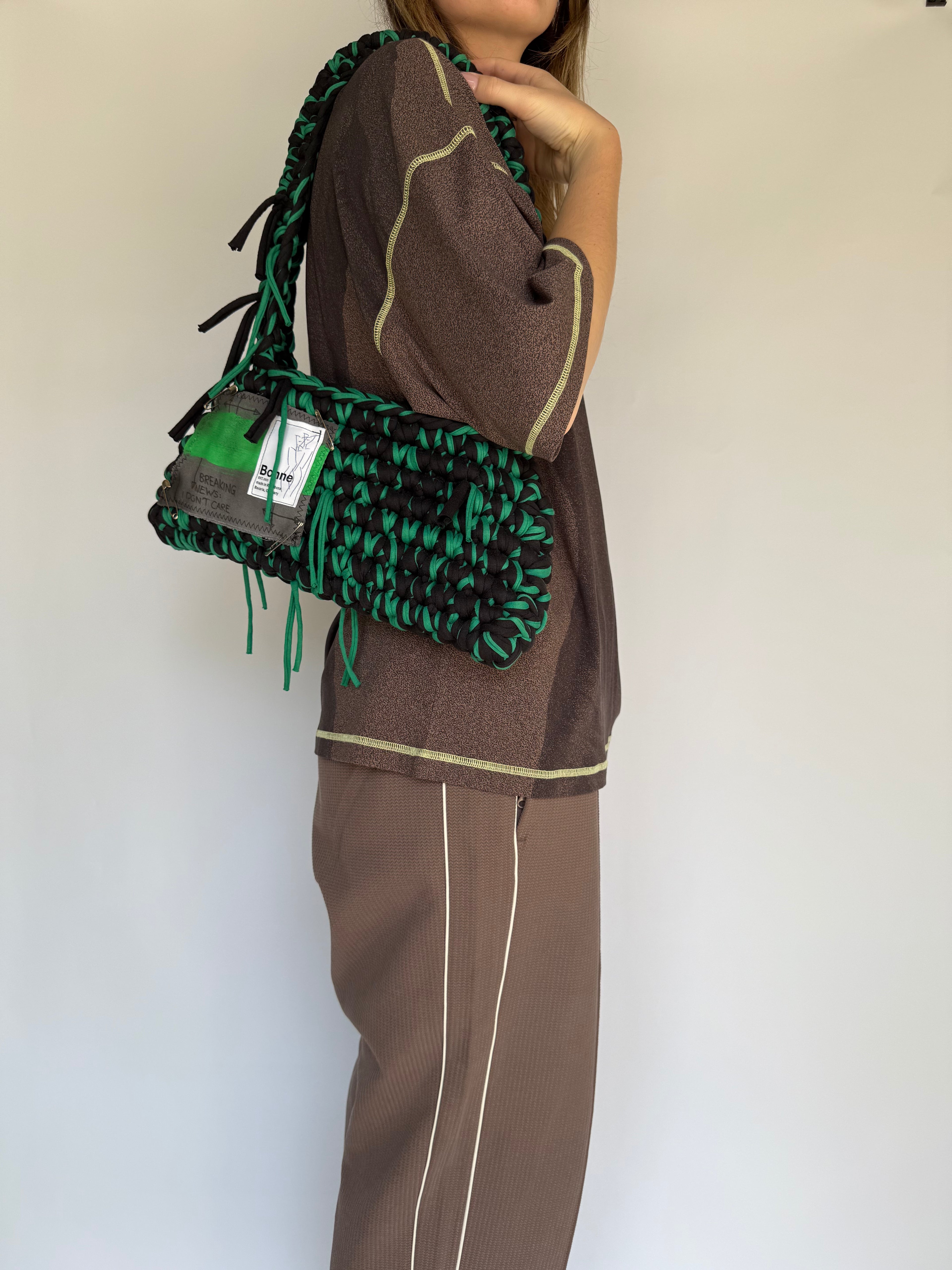 Crochet B-BAG aus recyceltem T-Shirt-Garn | grün, schwarz