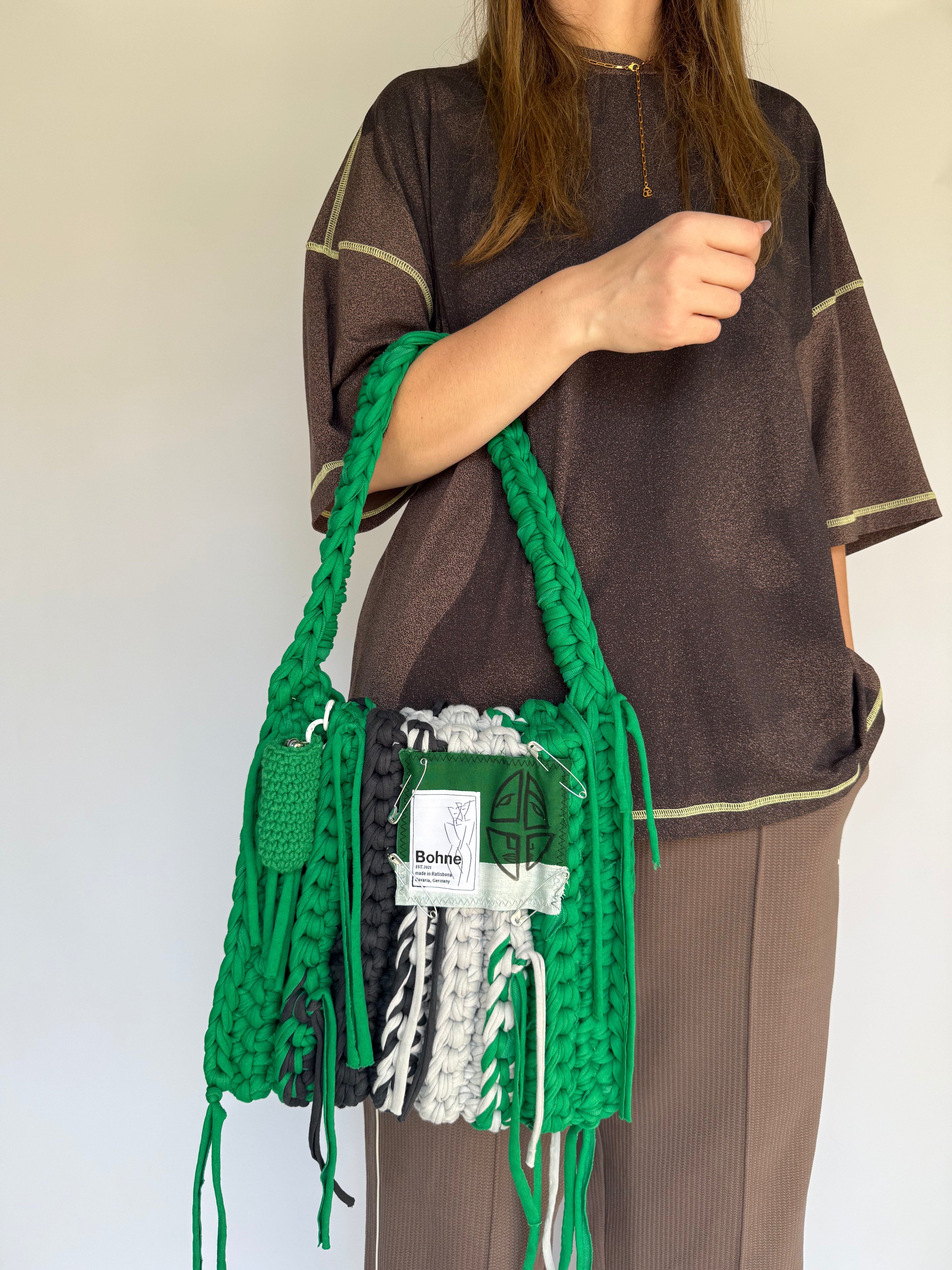 Crochet B-BAG aus recyceltem T-Shirt-Garn | grün, grau, weiß