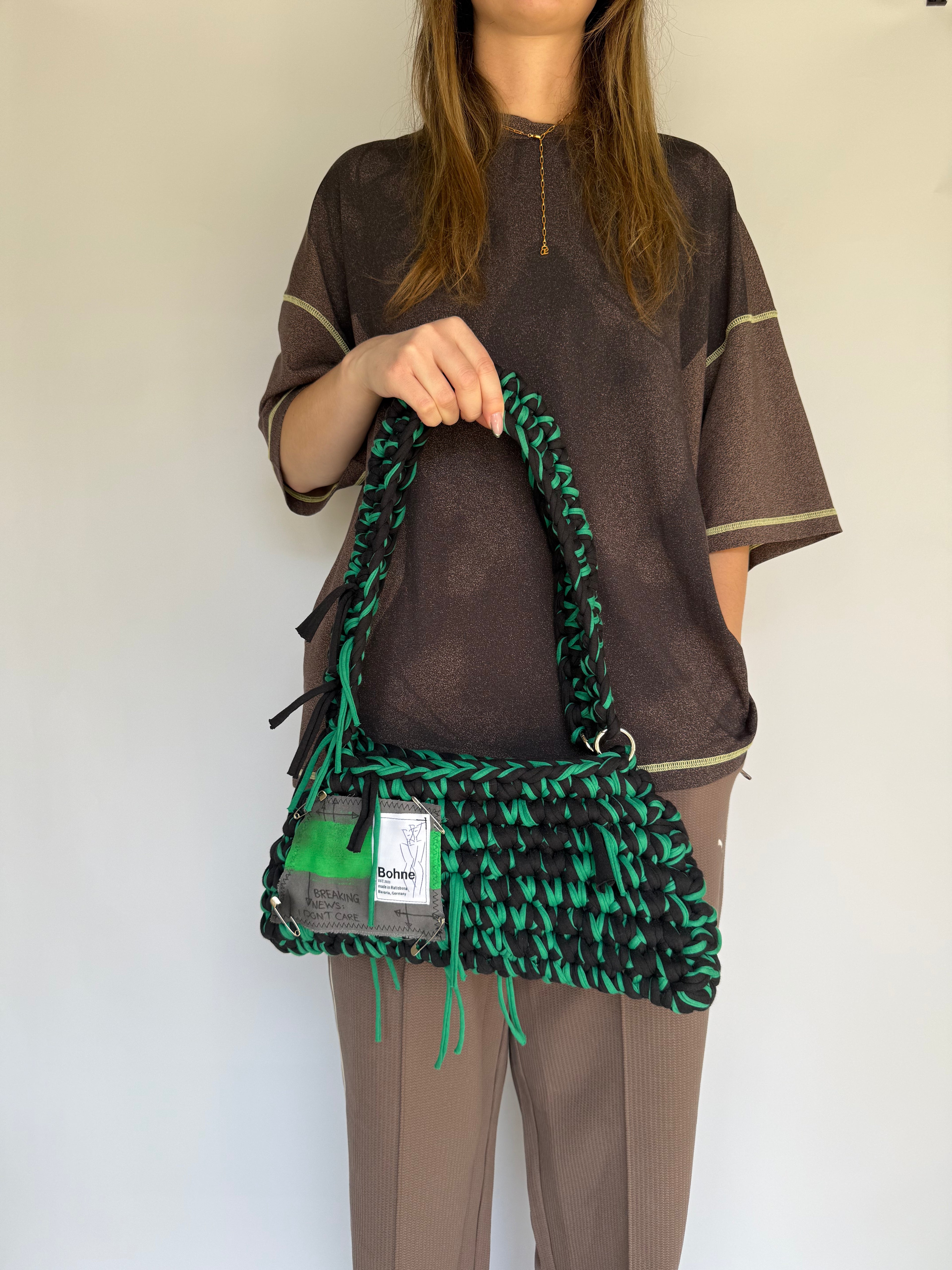 Crochet B-BAG aus recyceltem T-Shirt-Garn | grün, schwarz