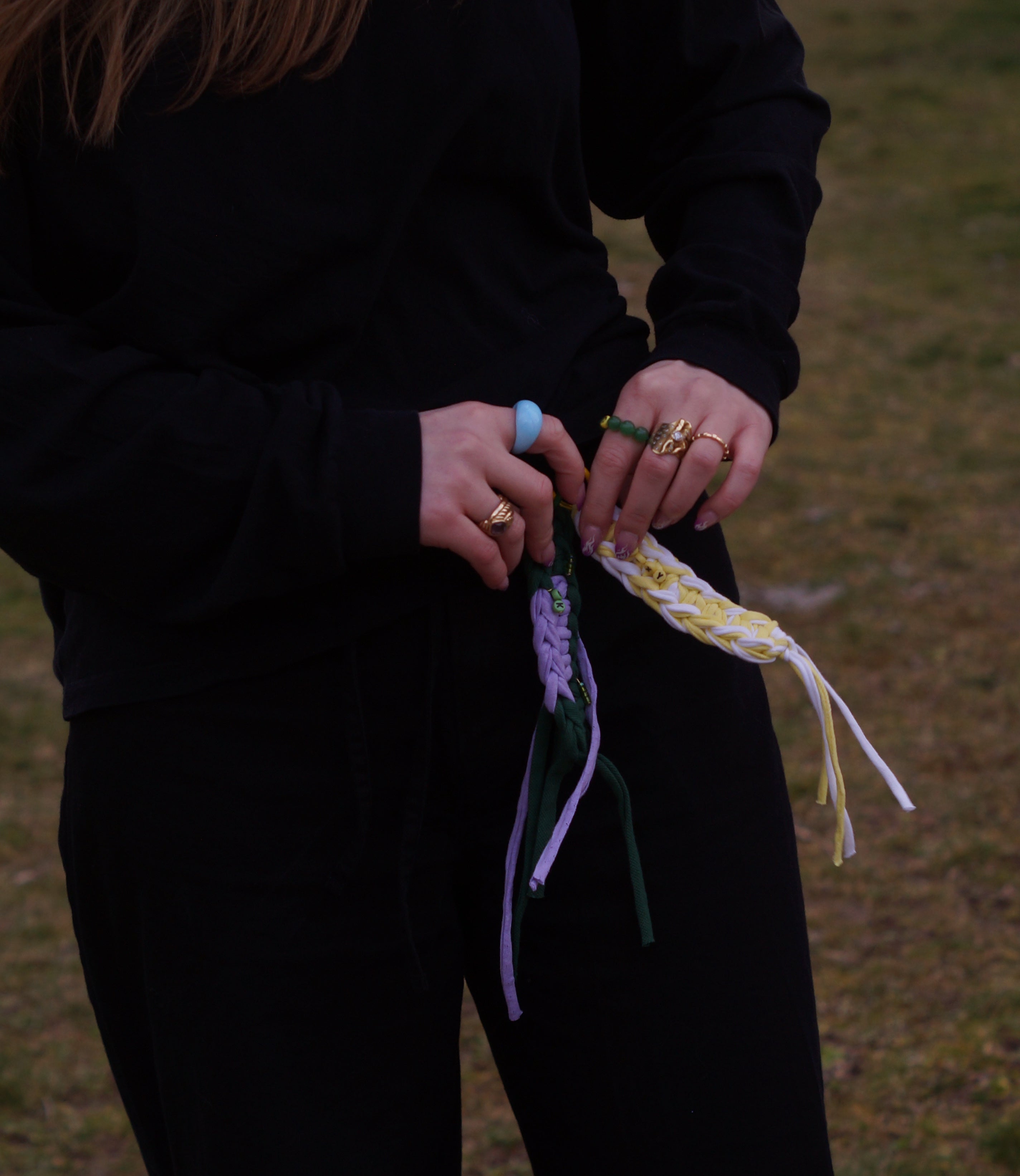 Handgehaekelter Anhaenger aus recyceltem T-Shirt-Garn mit Perlen