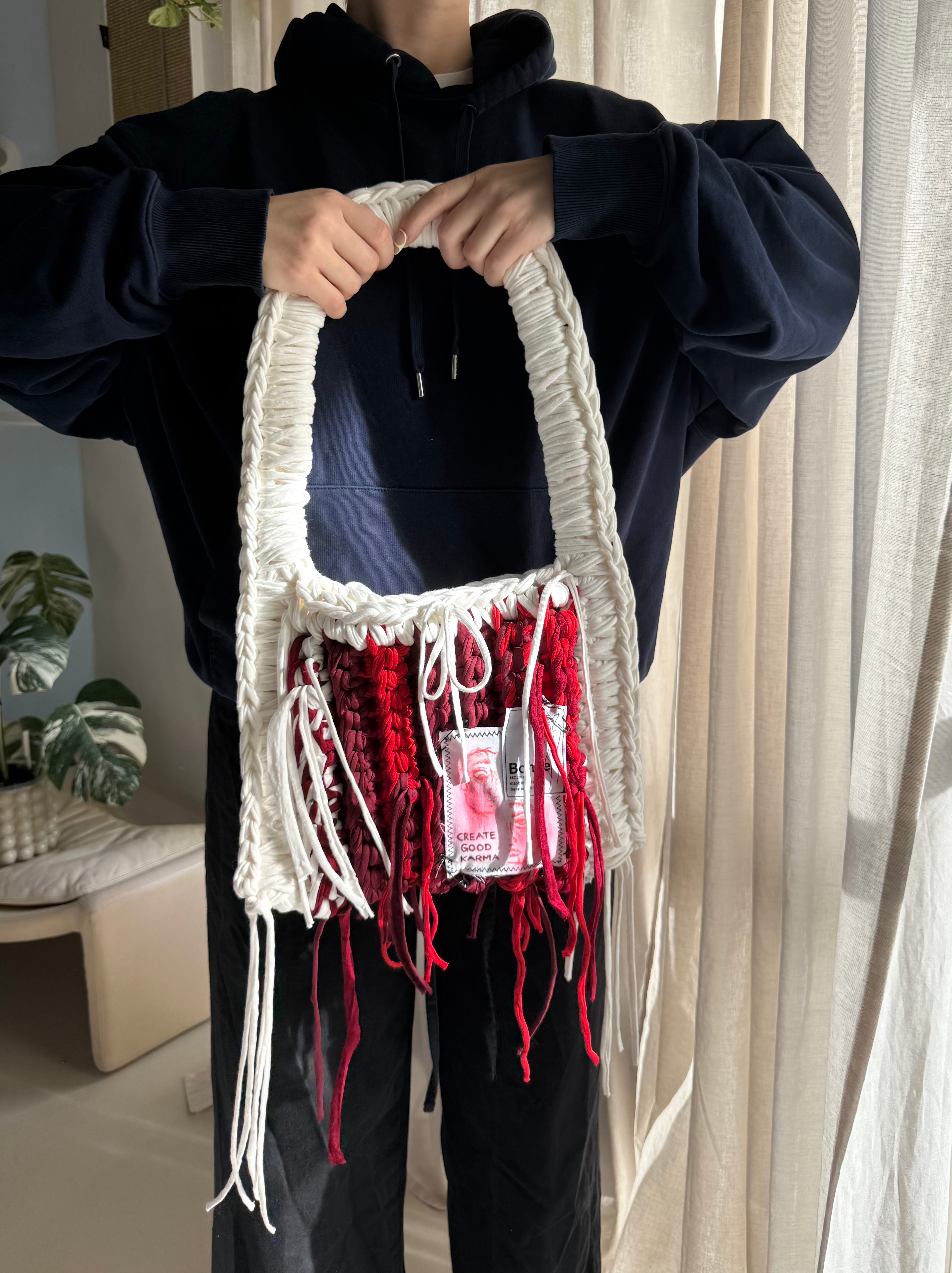 Crochet B-BAG aus recyceltem T-Shirt-Garn | rot, weiß