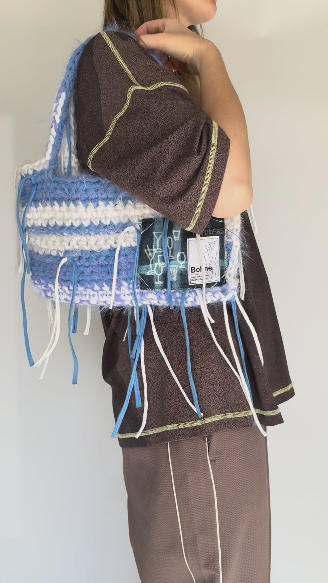 Crochet B-BAG aus recyceltem T-Shirt-Garn | fuzzy blau, weiß