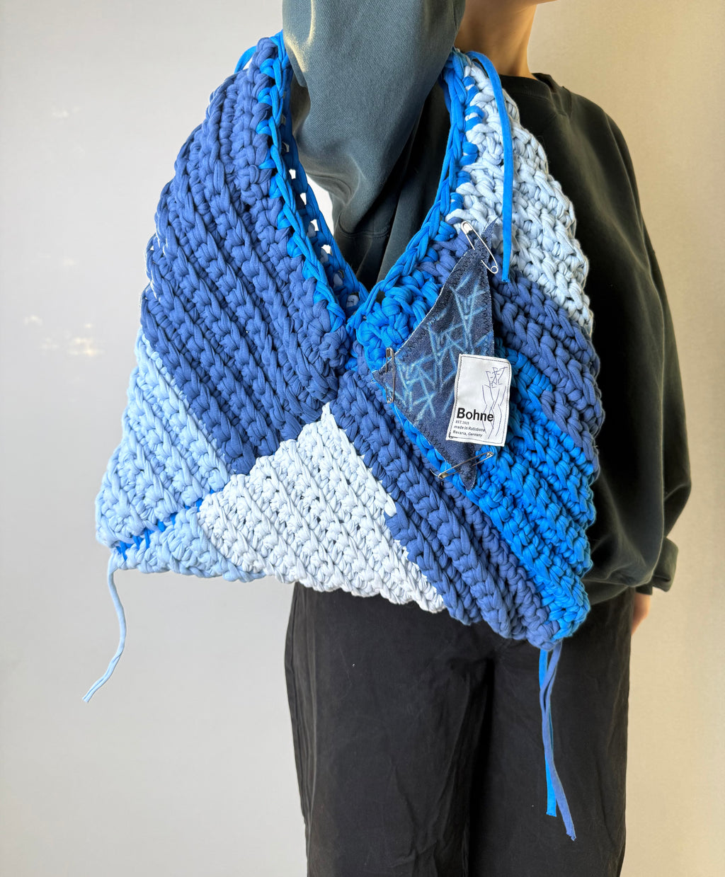 TRIA Blue Varié XL | handgehäkelte Tasche aus Recyclinggarn
