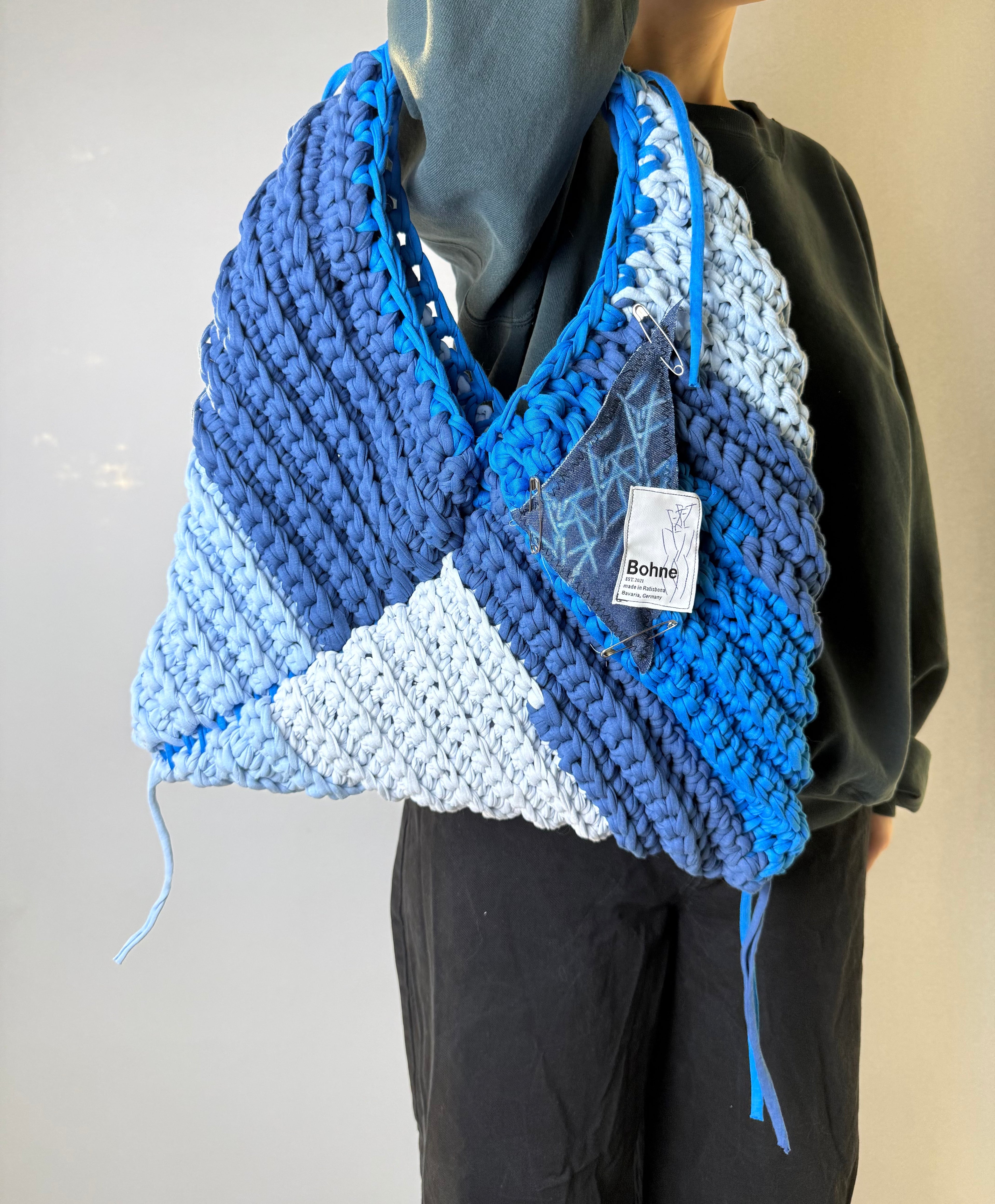 TRIA Blue Varié XL | handgehäkelte Tasche aus Recyclinggarn